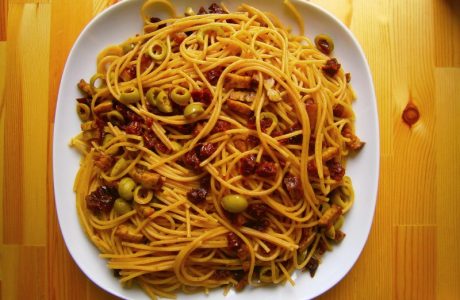 Spaghetti z tempehem i suszonymi pomidorami