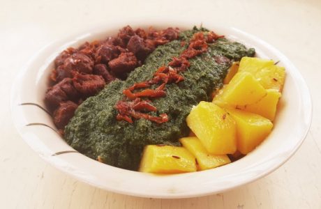 Pieczone mięso sojowe ze szpinakiem